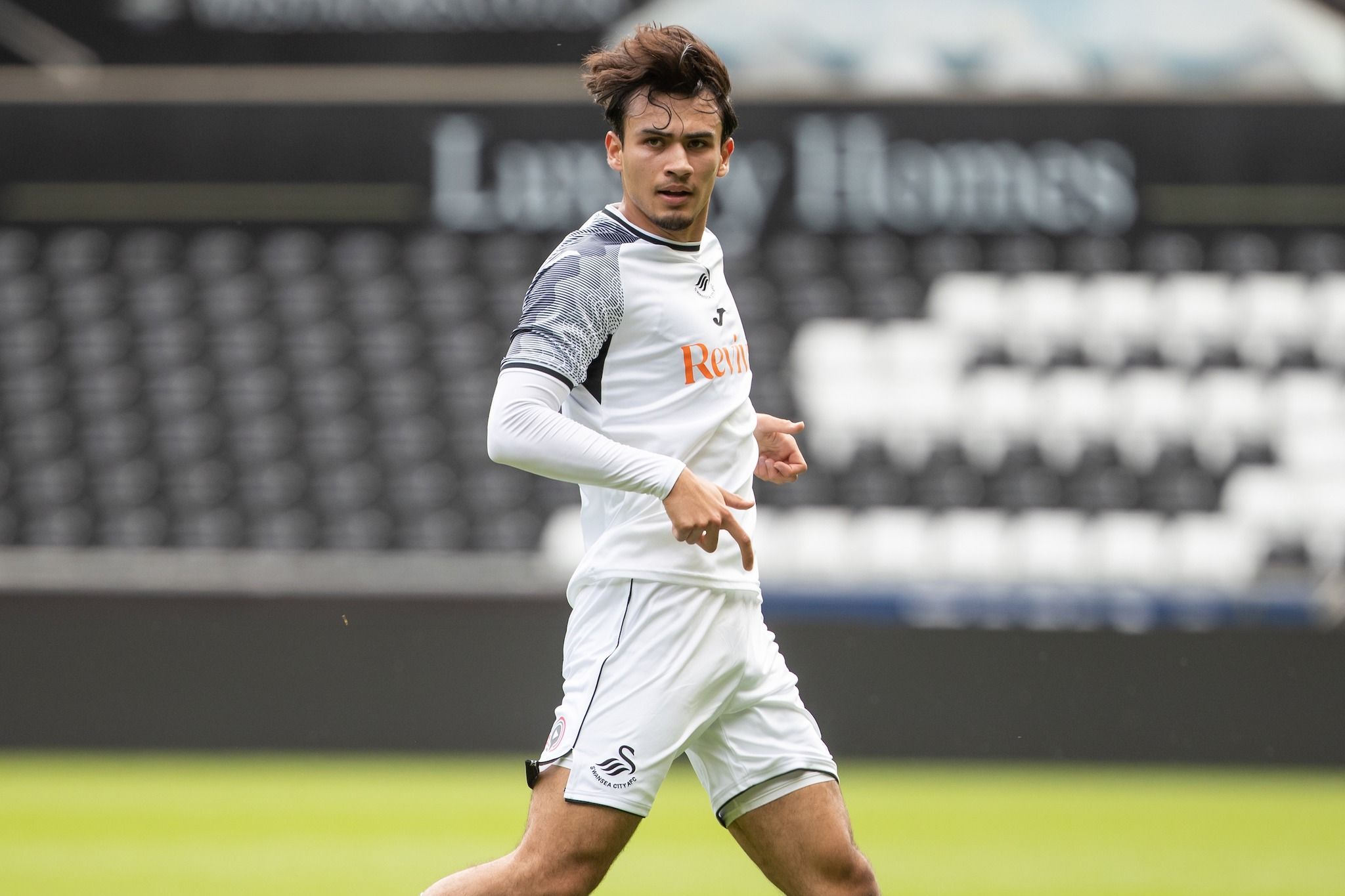 Media Inggris: Minimnya Kesempatan Bermain, Nathan Tjoe-A-On Bersiap Tinggalkan Swansea City?