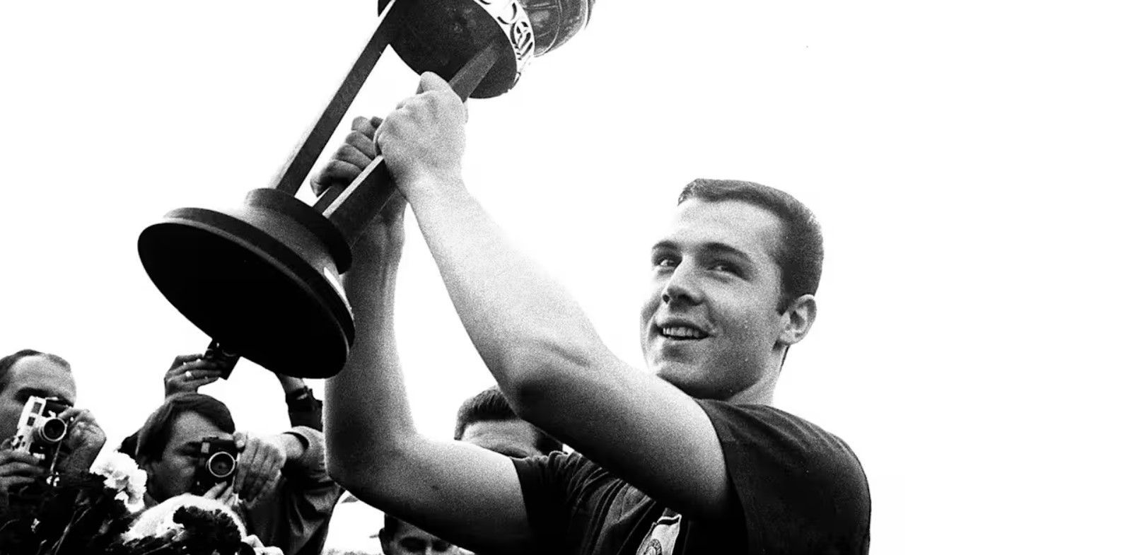 Demi Hormati Sang Legenda, Bayern Munich Resmi Untuk Pensiunkan Nomor Punggung 5 Milik Franz Beckenbauer