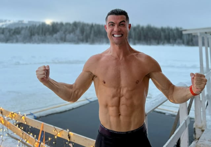 Momen Ekstrem Ronaldo Berendam di Air Bersuhu -2 Derajat Celsius di Finlandia