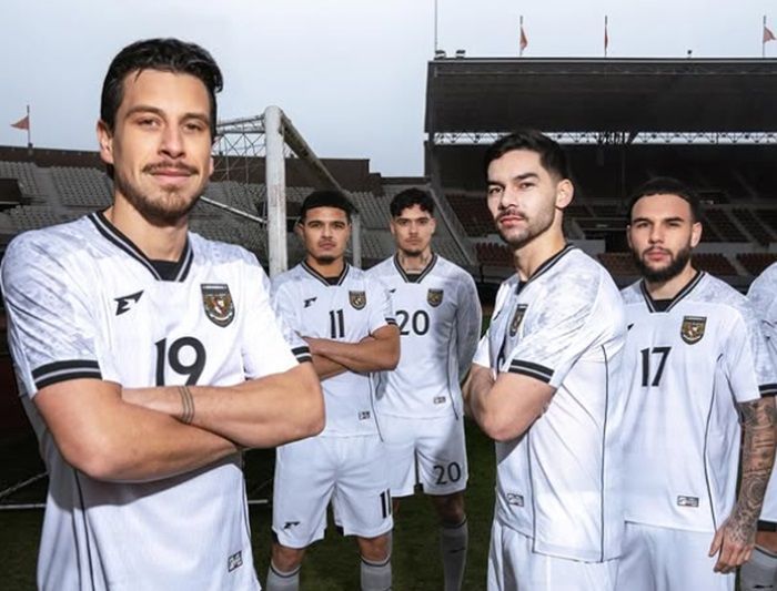 Jersey Tandang Timnas Indonesia Resmi Rilis, Netizen: Aura Piala Dunia Kuat Banget!