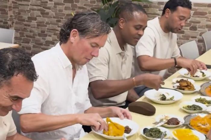 Momen Patrick Kluivert dan Tim Pelatih Timnas Indonesia Lahap Makan Nasi Padang