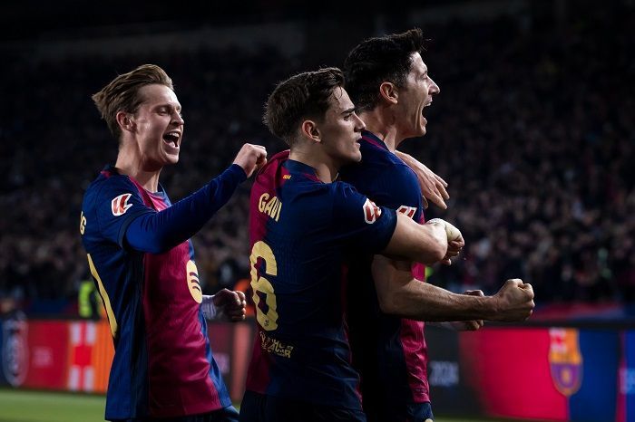 Gol Penalti Lewandowski Bawa Barcelona Gusur Real Madrid di Puncak Klasemen La Liga