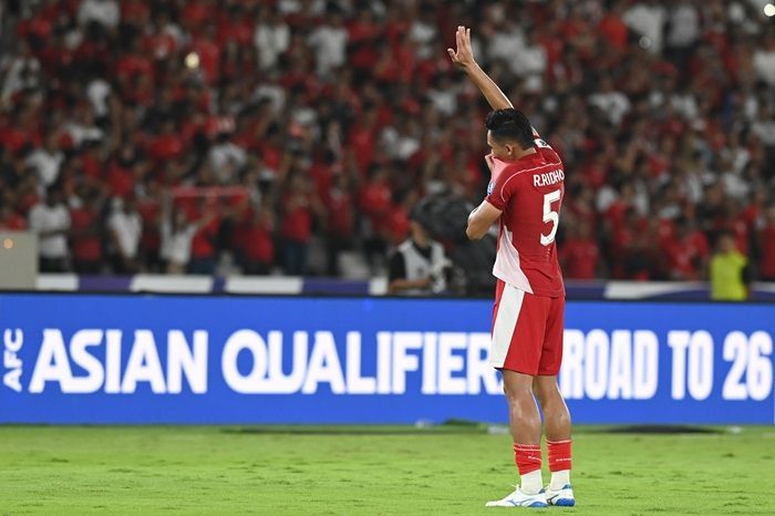 Tampil Solid di Lini Pertahanan Timnas Indonesia, Patrick Kluivert Puji Rizky Ridho Setinggi Langit