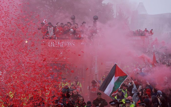 Di Tengah Euforia Juara Liga Inggris, Fans Liverpool Kibarkan Bendera Palestina, Respek Abis!