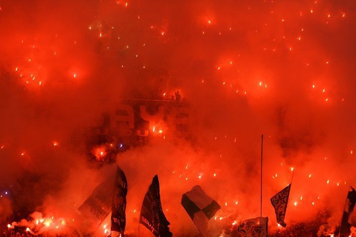 Masih Nekat Nyalakan Flare di Liga 1 2023/2024? Hati-hati Sanksi Berat Bakal Menanti!