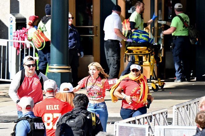 Penembakan Terjadi di Parade Kemenangan Kansas City, Akibatkan Satu Orang Tewas dan 21 Luka-luka