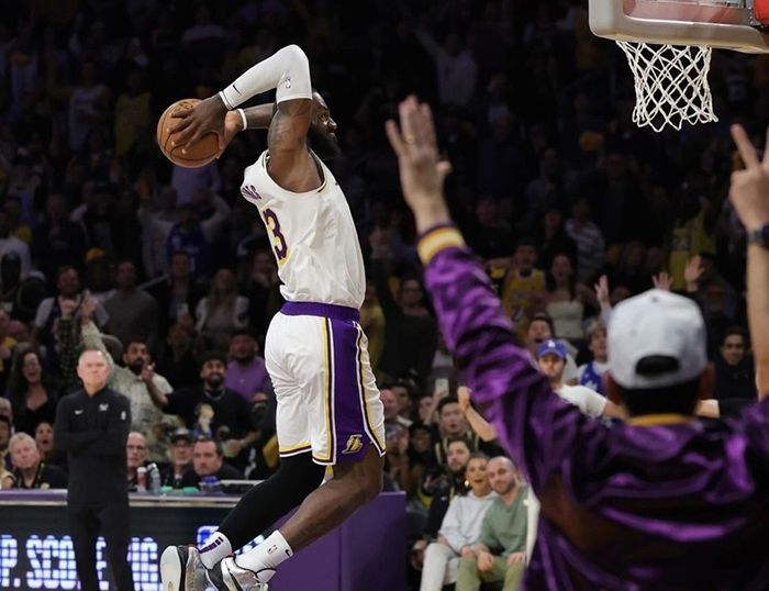 LeBron James Pimpin LA Lakers Menuju Kemenangan Comeback Lawan Denver Nuggets di Playoff NBA