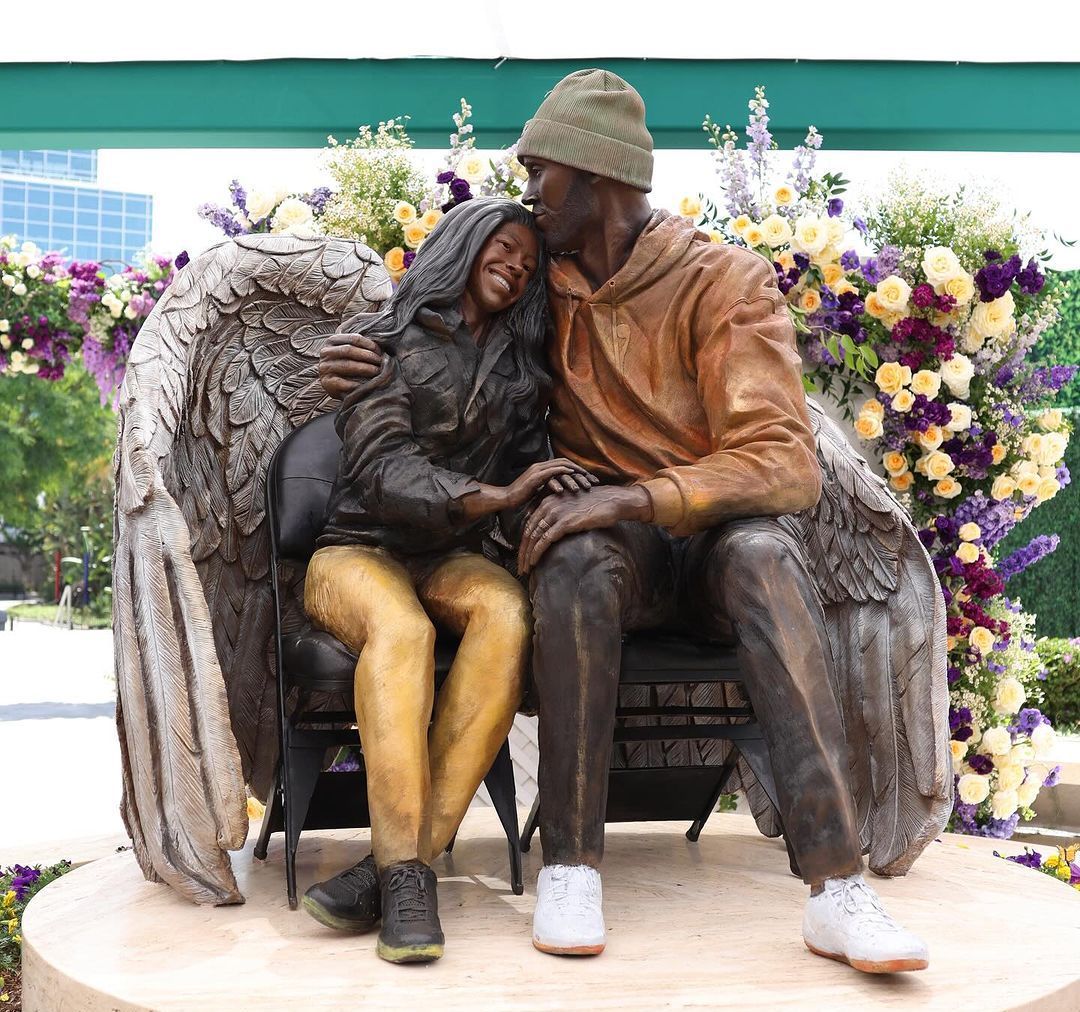 Lakers Perkenalkan Patung Kobe Bryant dan Anaknya, Gigi Bryant di Luar Stadion Mereka