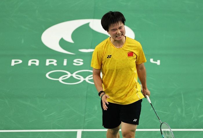Pin Spanyol di Tangan He Bing Jiao: Penghormatan terhadap Carolina Marín di Olimpiade Paris 2024