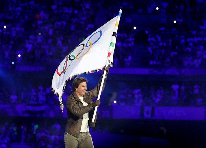 Dari Paris ke LA: Tom Cruise Beri Sentuhan Hollywood Saat Serah Terima Bendera Olimpiade ke LA