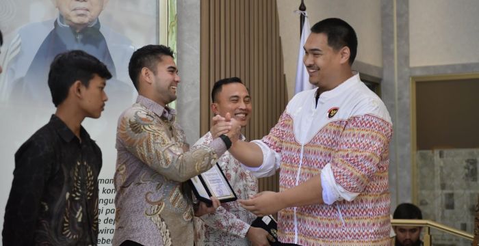 Menpora Dito Berikan Penghargaan ke Puluhan Insan Olahraga Berprestasi 2024
