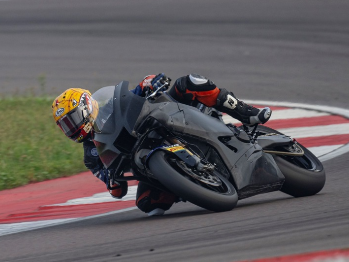 Sang Juara Dunia Aldi Satya Mahendra Jajal Motor Baru di Italia Jelang World Supersport 2025