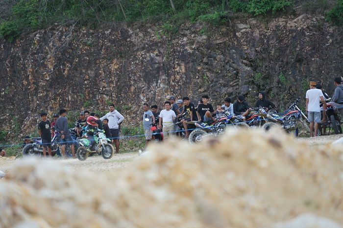 Kece! Warga Desa Sidrap Gotong Royong Bikin Sirkuit Balapan demi Pesta Rakyat Tahunan