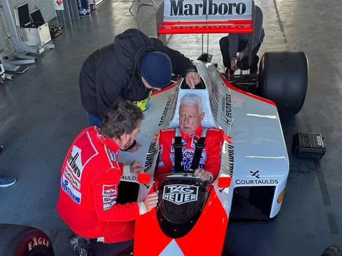 Fernando Alonso Beri Hadiah Mobil F1 Langka untuk Sang Ayah