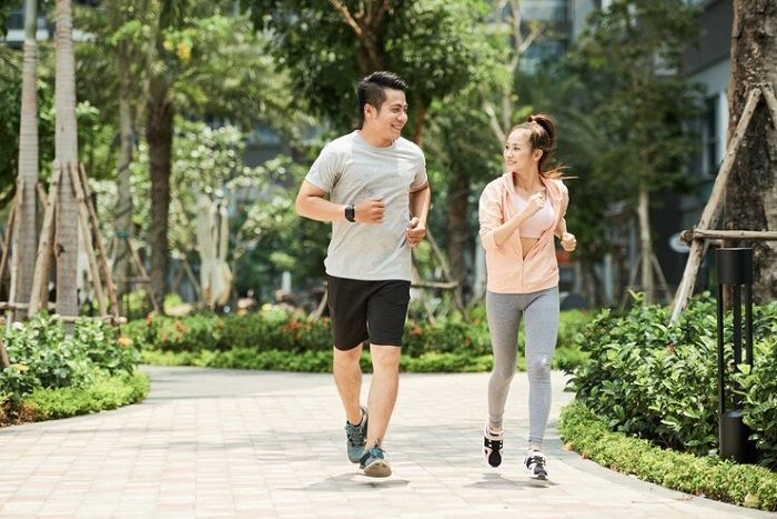 Jalan Jauh vs Jalan Cepat, Mana yang Lebih Efektif Turunkan Berat Badan?