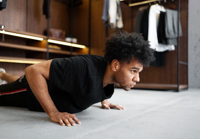 Nggak Perlu Alat, Begini 6 Cara Efektif Membentuk Otot  Tanpa ke Gym!
