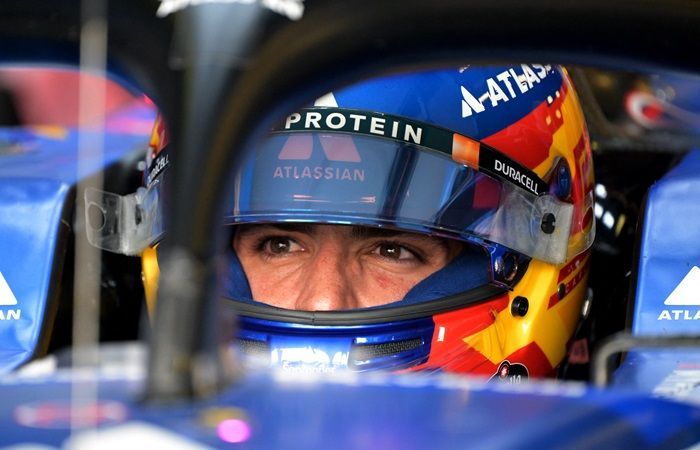 Meski Tak Ikut Balapan di GP Australia, Carlos Sainz Bantu Albon Selama Race Berlangsung