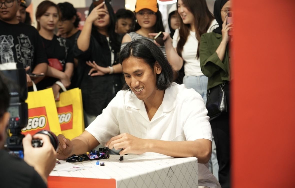 Potret Pembalap Sean Gelael Rakit Lego F1 di Kokas, Seru Banget!