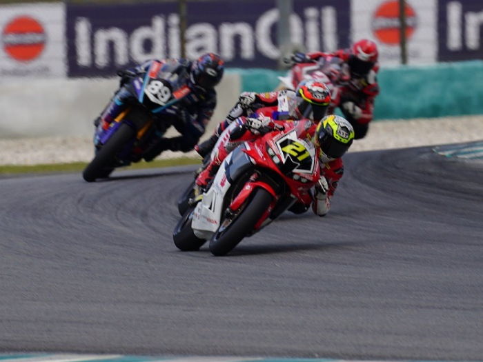 Fadillah Arbi dan Adenanta Bawa Indonesia Raya Berkumandang di ARRC Sepang 2025